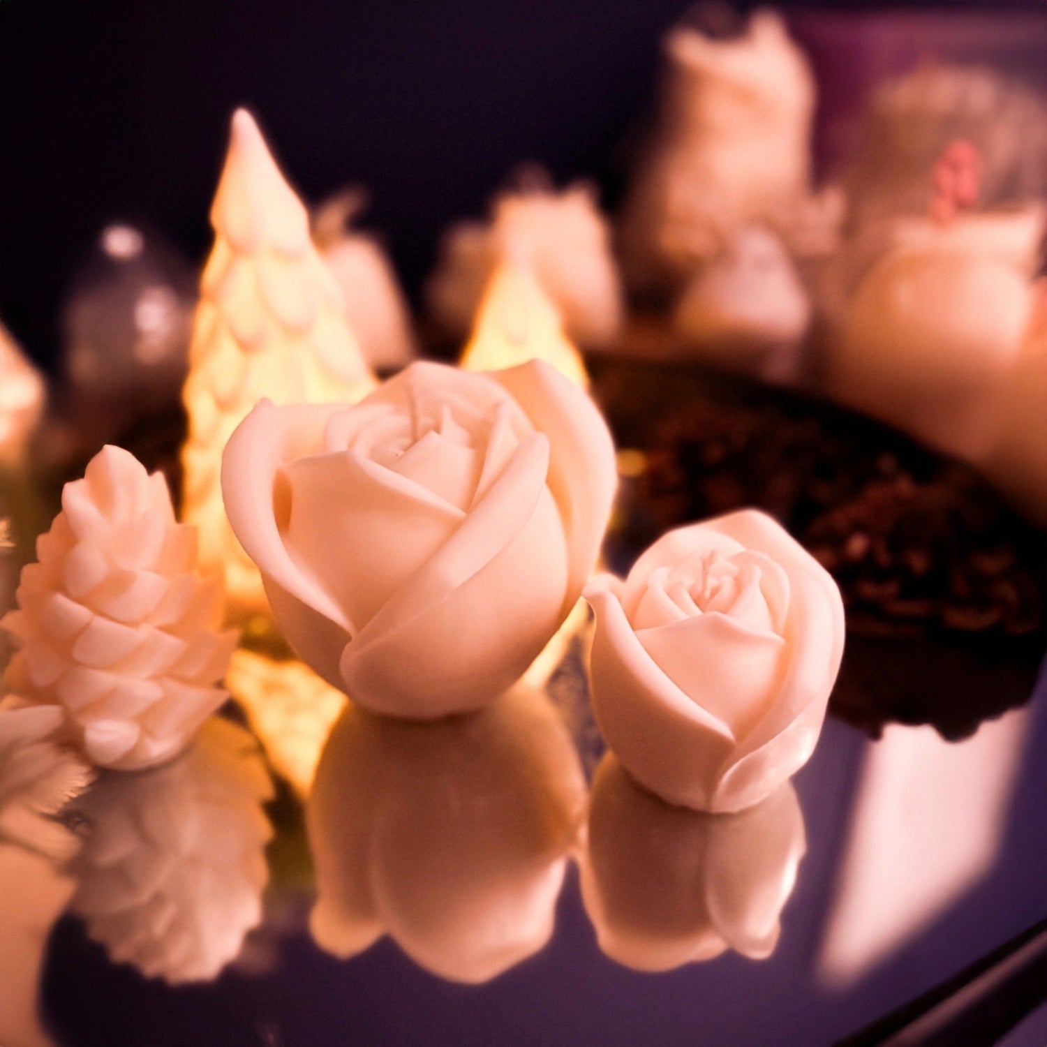 Handmade rose candle set made from natural soy wax, featuring a large and small rose-shaped candle, elegant floral design for romantic and decorative home decor.