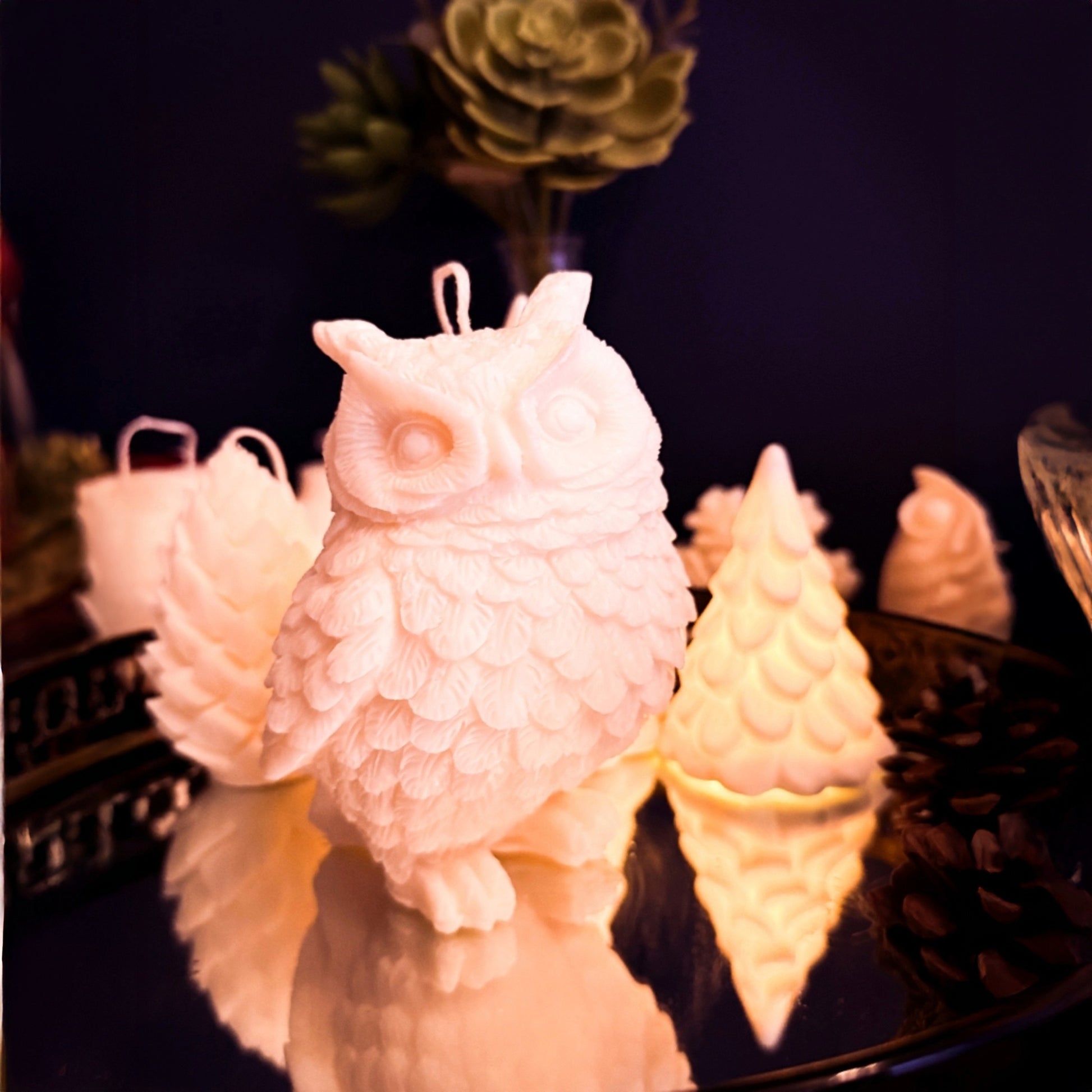 Detaljert uglelys støpt i 100 % soyavoks med fjærstruktur.