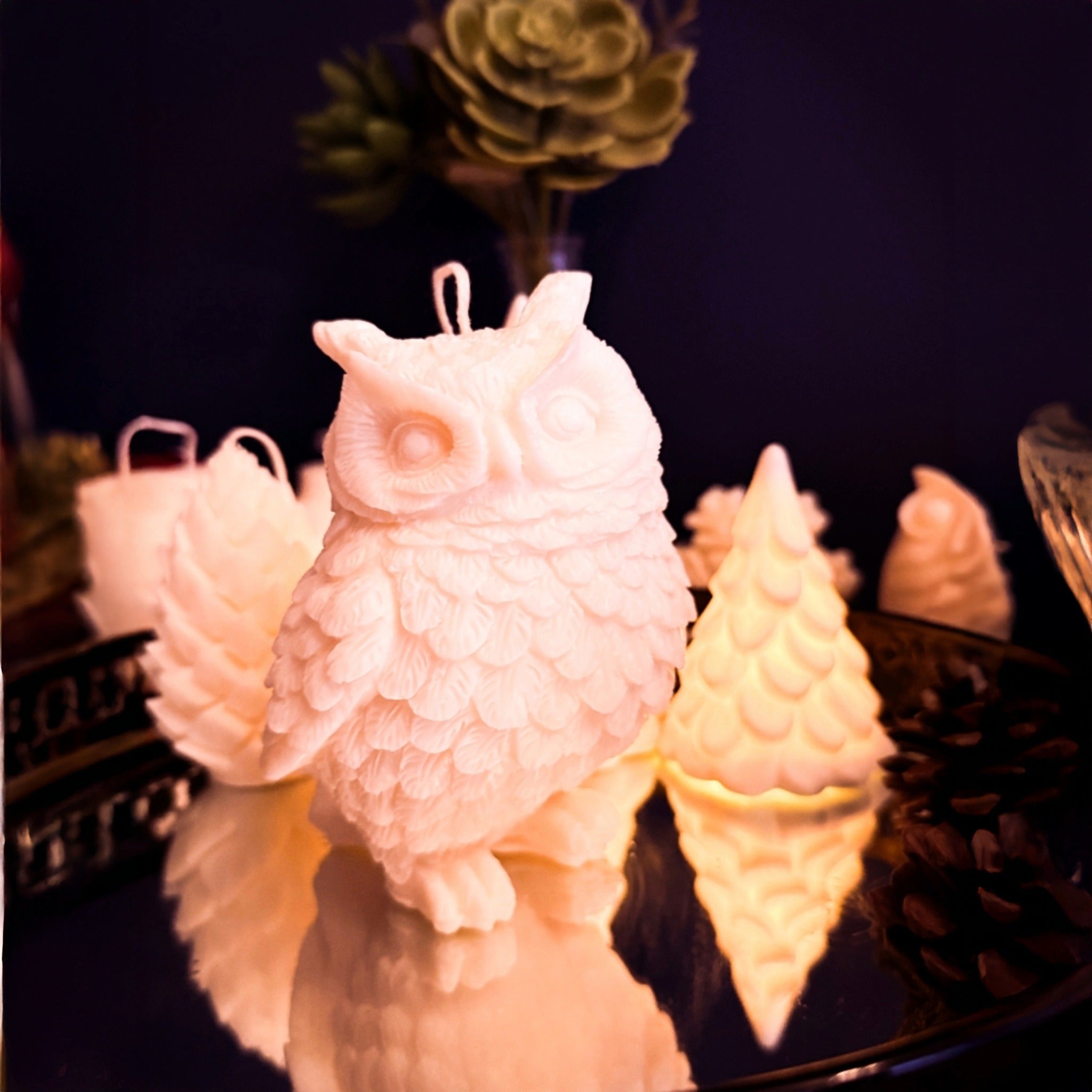 Detaljert uglelys støpt i 100 % soyavoks med fjærstruktur.