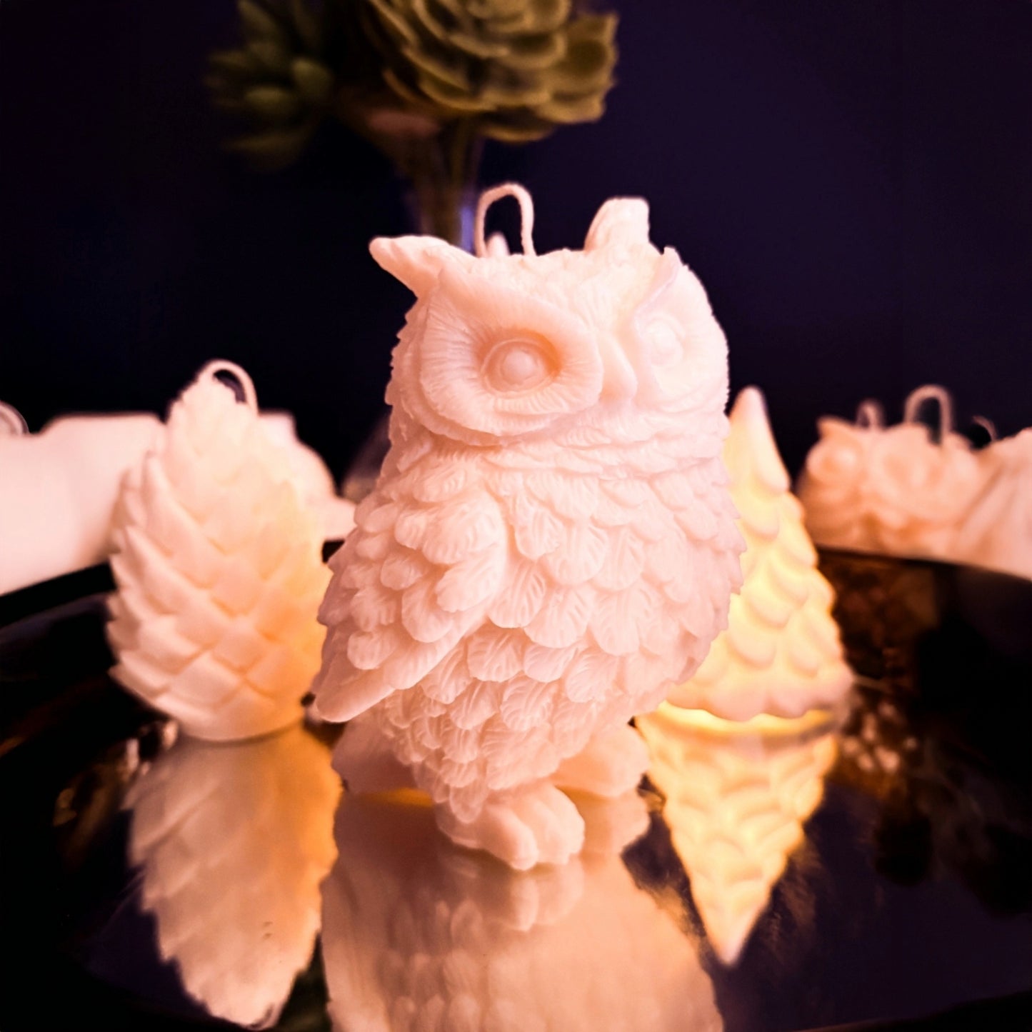 Håndlaget uglelys i soyavoks – Den Store Uglen som dekorativt lys.
