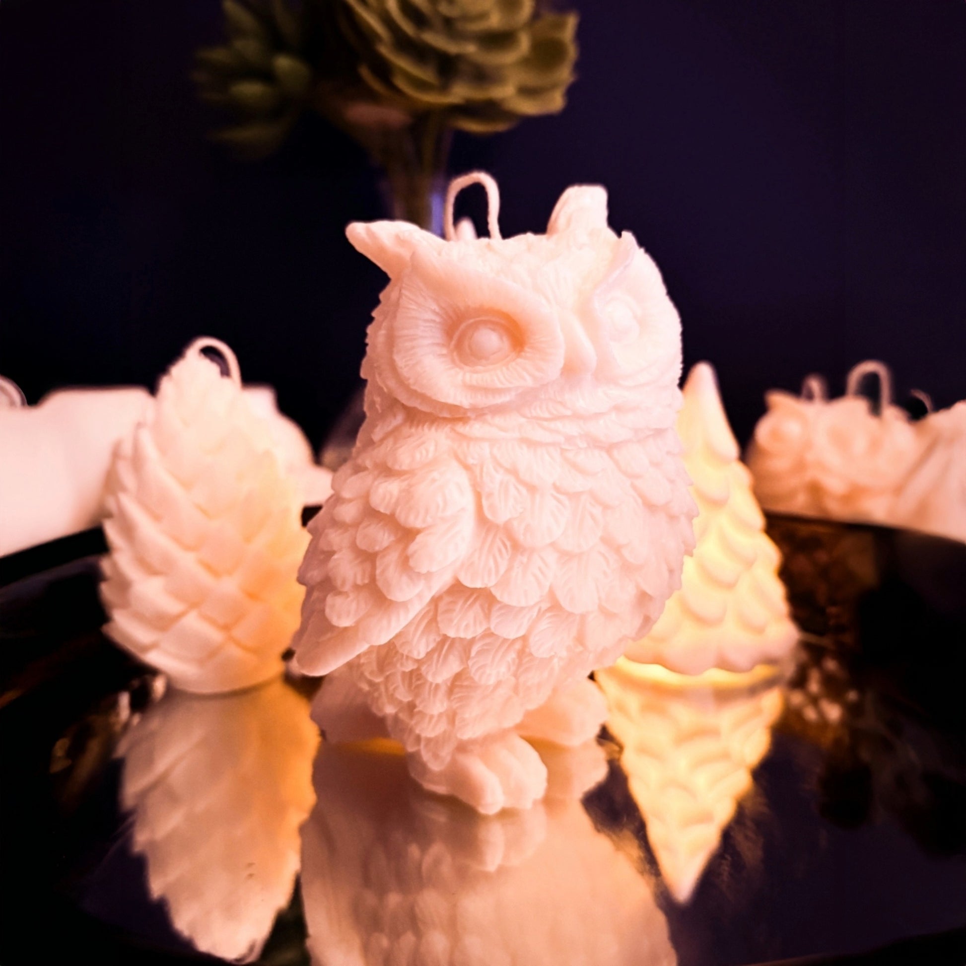 Håndlaget uglelys i soyavoks – Den Store Uglen som dekorativt lys.