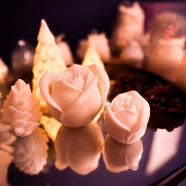 Handmade rose candle set made from natural soy wax, featuring a large and small rose-shaped candle, elegant floral design for romantic and decorative home decor.