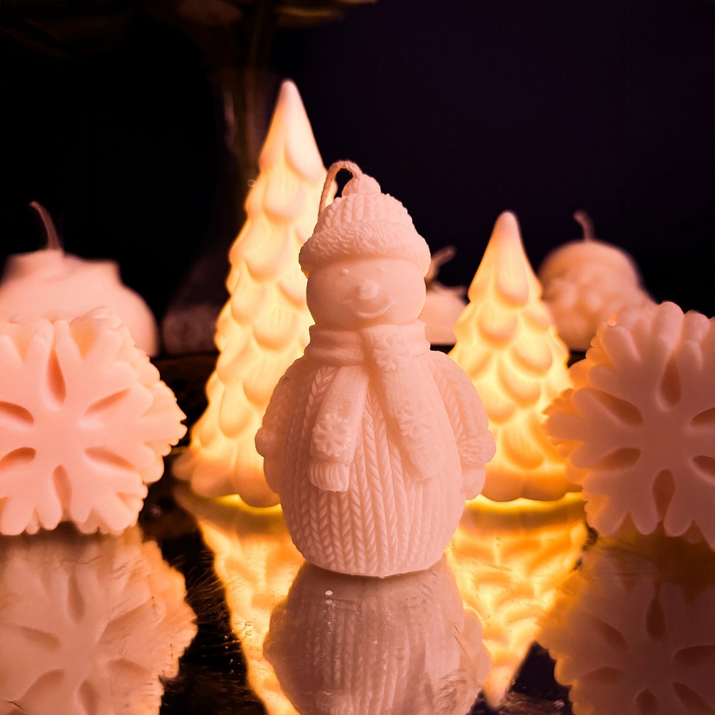 Handmade snowman candle made from natural soy wax, wearing winter clothes with scarf and hat, cozy decorative candle for Christmas and winter home decor.