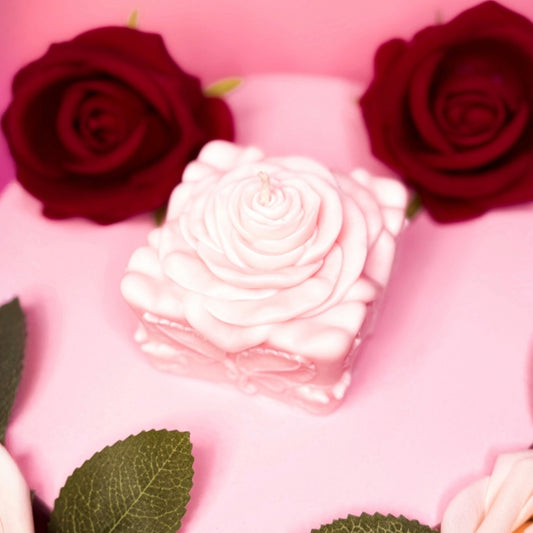 Decorative rose candle made of soy wax, romantic Valentine’s candle in soft tones.
